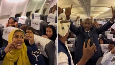 احتفالات السودانيين بانتصارات الجيش تصل إلى "السماء"