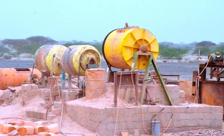 مطاحن الذهب في السودان حيث يتم إخراج حجارة تحمل بضعة غرامات من الذهب يتم طحنها واستخراج الذهب منها (الجزيرة)