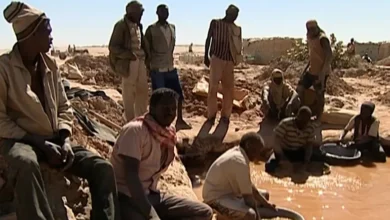 عمال في مناجم الذهب بالسودان