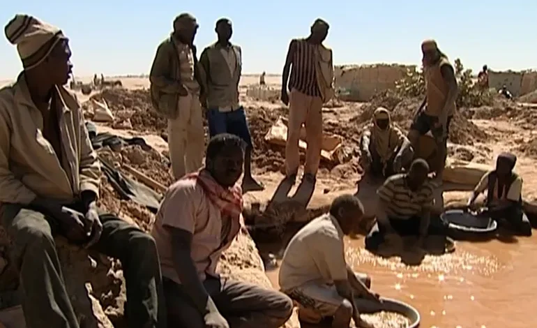 عمال في مناجم الذهب بالسودان