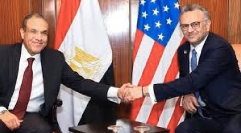 الوزير بدر عبد العاطي _المصري مع مستشار الرئيس الأمريكي للشؤون العربية والشرق الأوسط، مسعد بولس