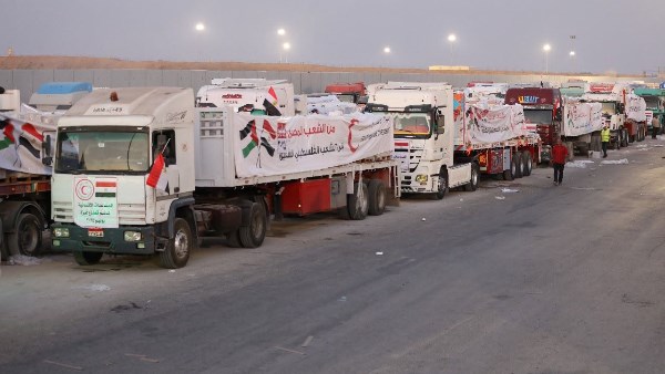 شاحنات المساعدات تعبر إلى غزة