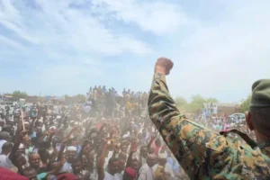 رئيس مجلس السيادة السوداني عبد الفتاح البرهان أثناء زيارته في أبريل/نيسان 2025 إلى مدينة الدندر بولاية سنار (وكالة الأنباء السودانية نقلا عن مجلس السيادة الانتقالي)