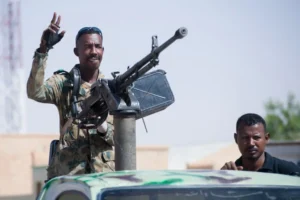 نجح البرهان في إعادة تجميع قواته ونقل مقر إدارته إلى بورتسودان بعد خمسة أشهر من بدء هجوم قوات الدعم السريع (الفرنسية)