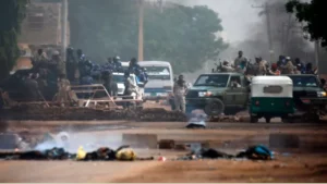 مشاهد من فض اعتصام القيادة العامة بالخرطوم في يونيو/حزيران 2019 (الجزيرة)