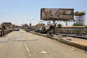 حطام السيارات على جنبات الطرق في العاصمة السودانية