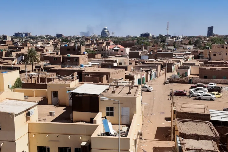 الوجود المسلح لا يمثل سوى جزء من مهمة شاملة أسندت للجنة (رويترز)