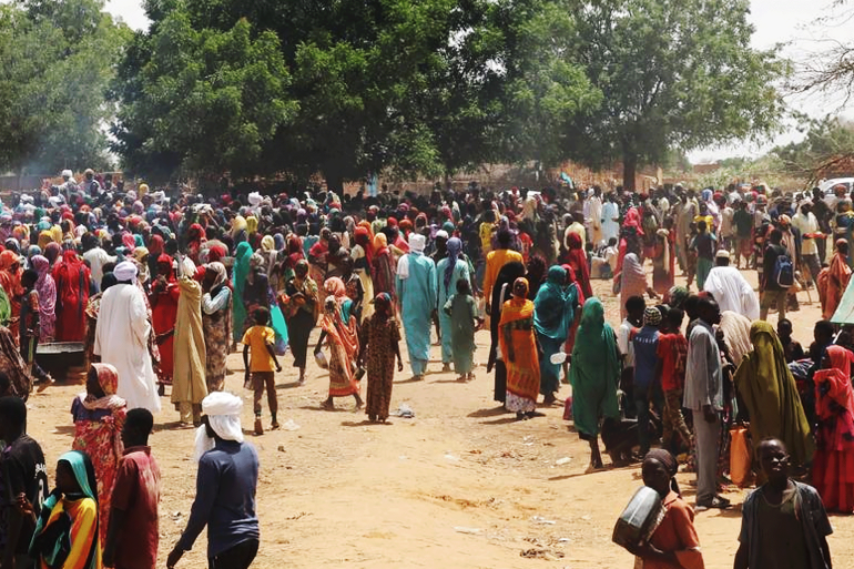 لاجئون سودانيون بمنطقة أدري الحدودية بين تشاد والسودان حيث يأمل السودانيون إنهاء الحرب (موقع الأمم المتحدة)
