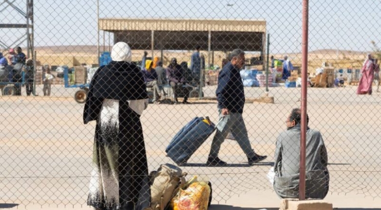 سودانيون في معبر أشكيت الحدودي مع مصر يتأهبون للعودة.. صورة لـ "منظمة الهجرة الدولية"