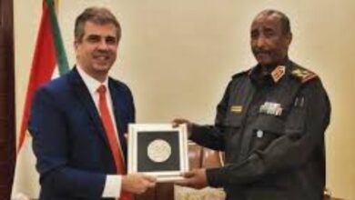 صورة تجمع وزير المخابرات الإسرائيلي إيلي كوهين ورئيس مجلس السيادة الإنتقالي في السودان عبدالفتاح البرهان