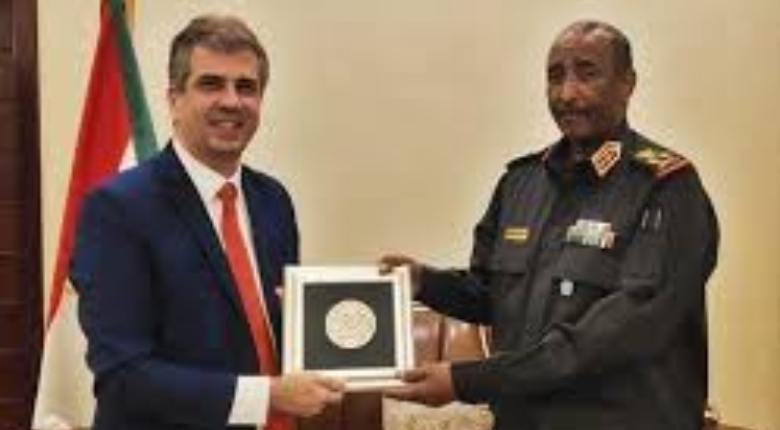 صورة تجمع وزير المخابرات الإسرائيلي إيلي كوهين ورئيس مجلس السيادة الإنتقالي في السودان عبدالفتاح البرهان