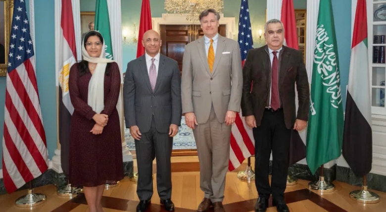 نائب وزير الخارجية الأميركي (وسط) يجتمع مع سفراء السعودية ومصر والإمارات لبحث أزمة السودان (مواقع التواصل)