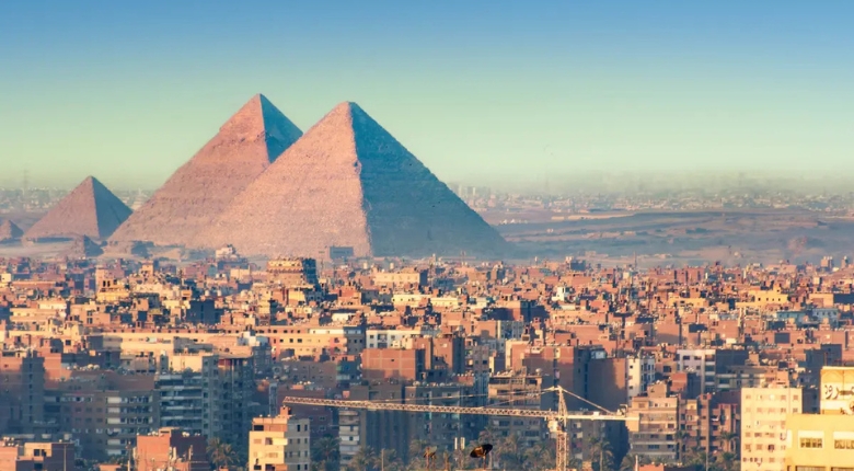 عقارات في مصر حيث تظهر أهرامات الجيزة في الخلفية