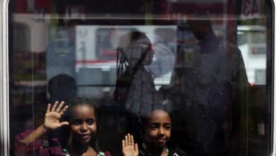 عائلات سودانية في رحلة العودة من مصر إلى السودان (رويترز)