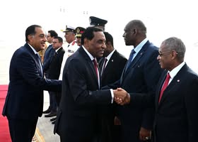 رئيس الوزراء المصري مصطفى مدبولي خلال استقبال نظيره السوداني كامل إدريس في مطار القاهرة الدولي. 7 أغسطس 2025 - REUTERS