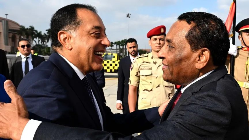 رئيس الوزراء المصري مصطفى مدبولي خلال استقبال نظيره السوداني كامل إدريس في مطار القاهرة الدولي. 7 أغسطس 2025 - REUTERS