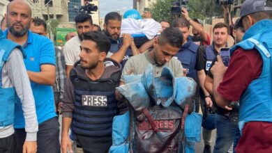 جانب من جنازة الصحافي الفلسطيني محمد صبح - ١٠ أكتوبر ٢٠٢٣ (أرشيفية - رويترز)