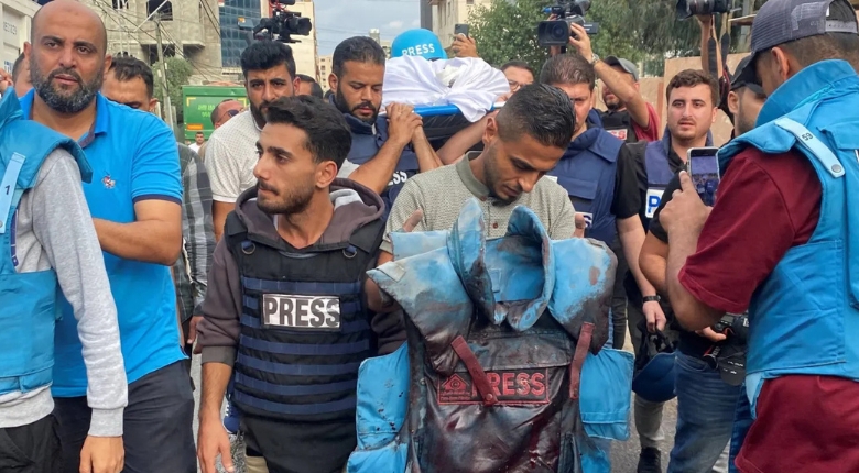 جانب من جنازة الصحافي الفلسطيني محمد صبح - ١٠ أكتوبر ٢٠٢٣ (أرشيفية - رويترز)