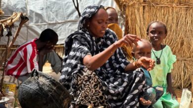 نازحون في مخيم شمال دارفور (رويترز)