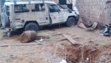 القصف استهدف فريقا تابعا للهلال الأحمر أسفر عن إصابة 10 متطوعين وتدمير سيارتين تابعتين للفريق. (الجزيرة)