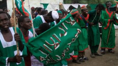 رجال صوفيون سودانيون يؤدون رقصة تقليدية خلال مهرجان ذكرى المولد النبوي في ولاية القضارف