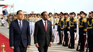 رئيس الوزراء المصري مصطفى مدبولي خلال استقبال نظيره السوداني كامل إدريس في مطار القاهرة الدولي. 7 أغسطس 2025 - facebook.com/MENAArabic
