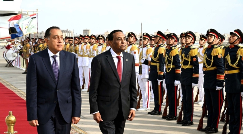 رئيس الوزراء المصري مصطفى مدبولي خلال استقبال نظيره السوداني كامل إدريس في مطار القاهرة الدولي. 7 أغسطس 2025 - facebook.com/MENAArabic